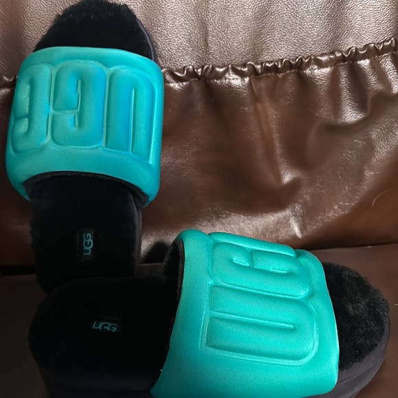 Size 8 UGG slides - Picture 4 of 4